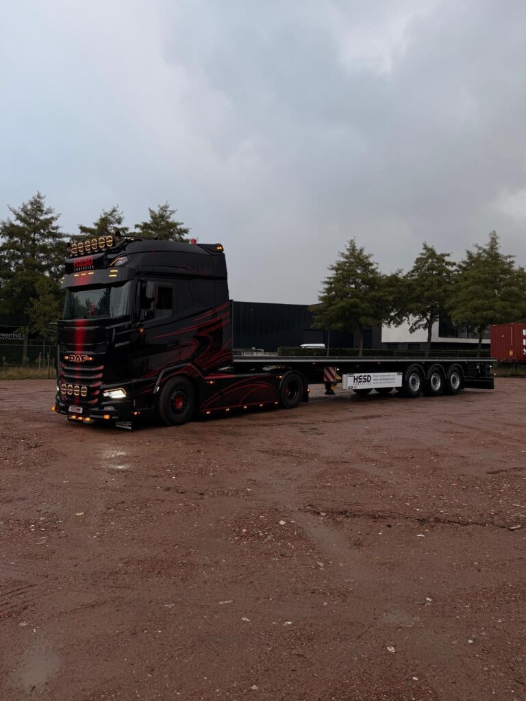 Trekker met nieuwe plateauwagen van HSSD Logistics