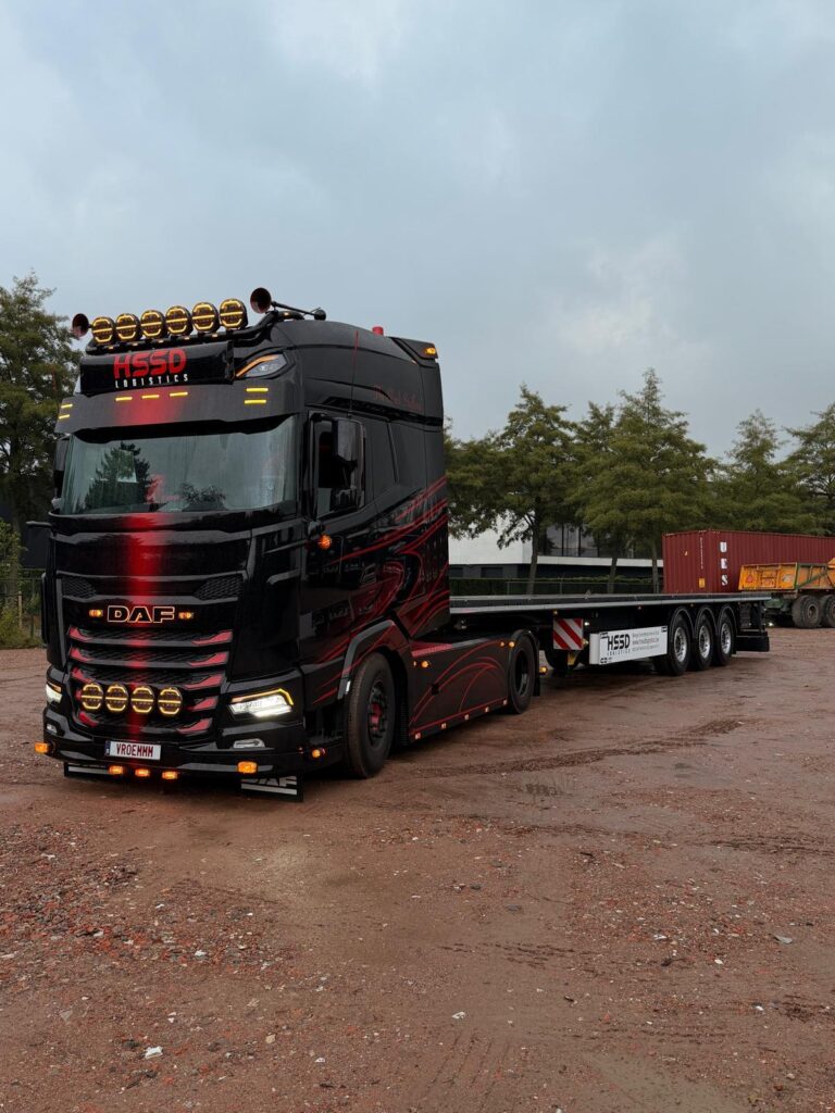 Nieuwe plateauwagen van HSSD Logistics met zwarte DAF-trekker